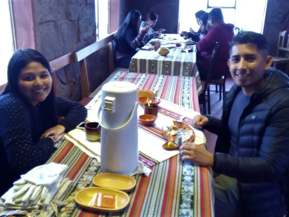 CENA PAREJA EN COMEDOR