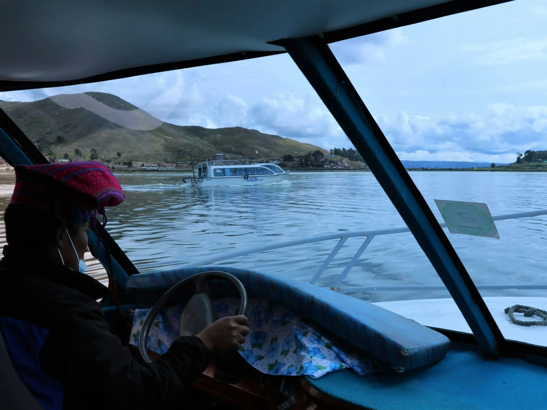 Taquile Lodge lancha hacia isla